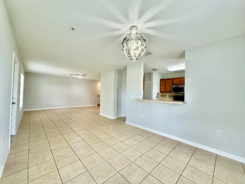 Building Photo - 9077 Gervais Cir
