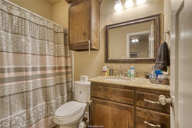 Building Photo - 3114 Claremont Dr