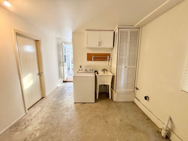 Building Photo - Adorable and Historic Home in West Alameda