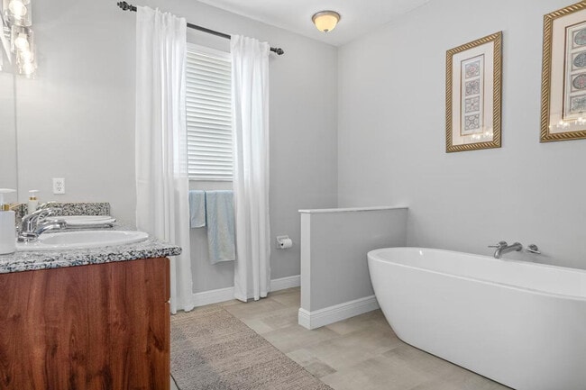 Building Photo - 4 Waterside St