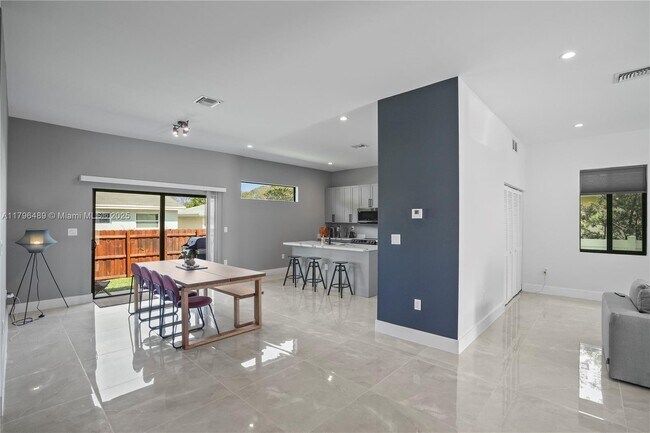 Building Photo - 808 NW 5th Terrace