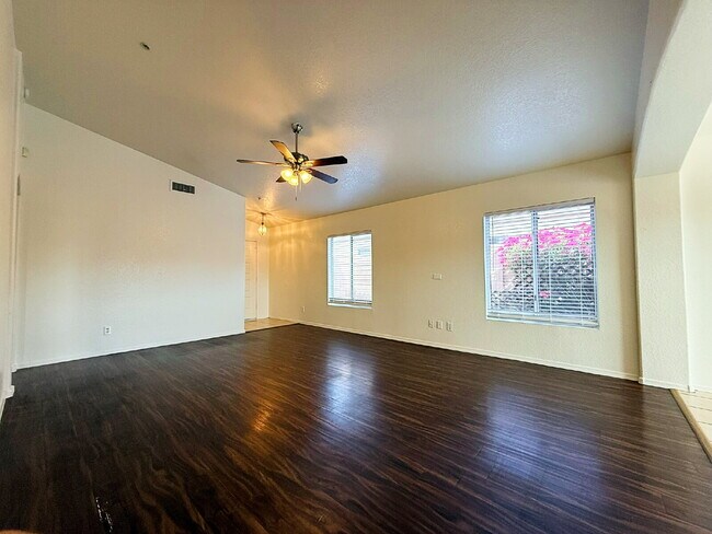 Building Photo - Stylish 1-story 1,301 Sq. Ft. House in Inv...