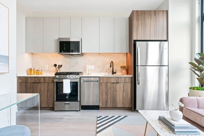 Building Photo - 1198 W Van Buren St