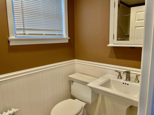 Building Photo - 391 Sycamore St