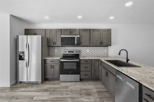 Building Photo - 423 W 3rd St