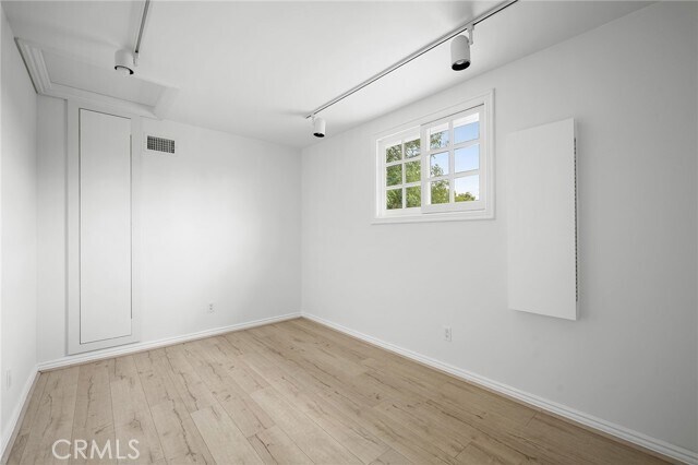 Building Photo - 16942 Kinzie St