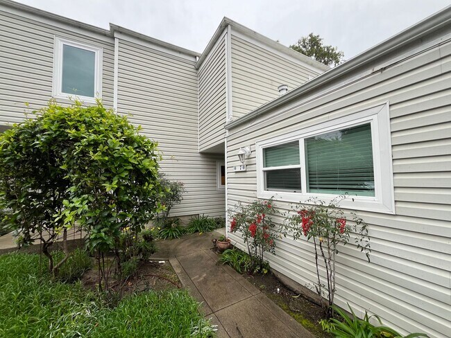 Building Photo - Very Nice Condo! 3 Miles to Cal Poly Groups Welcome Available June