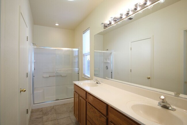 Building Photo - 3 Bedroom 2 bath!