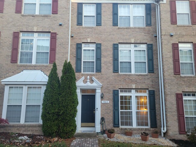 Primary Photo - Lovely 3 BR/3.5 BA Townhome in Hanover!