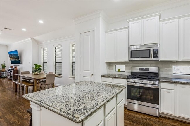 Building Photo - 8817 Lakeshore Bend Dr