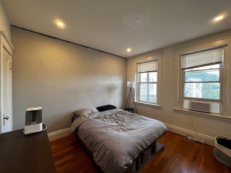 Building Photo - 10 Kinross Rd