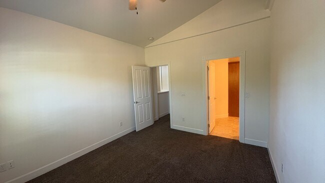 Building Photo - 2 Bed 2 Bath Home