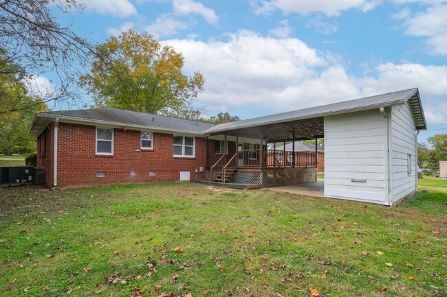 Building Photo - 208 Hillcrest Dr