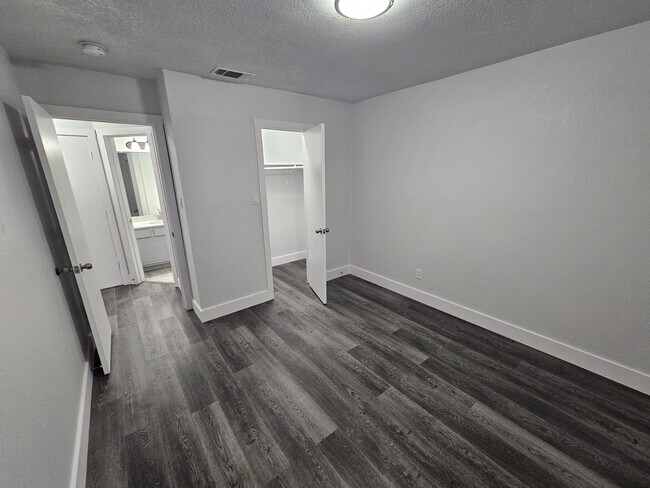 Building Photo - 919 Crestwood Dr