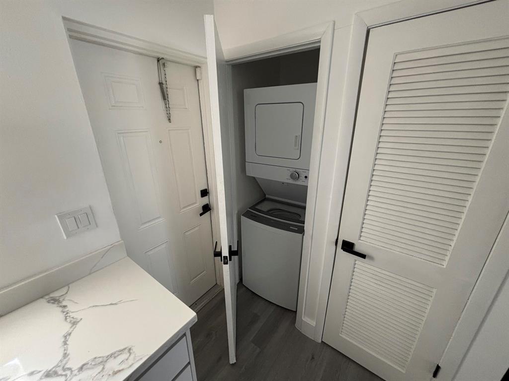 Building Photo - 880 SE 12th St