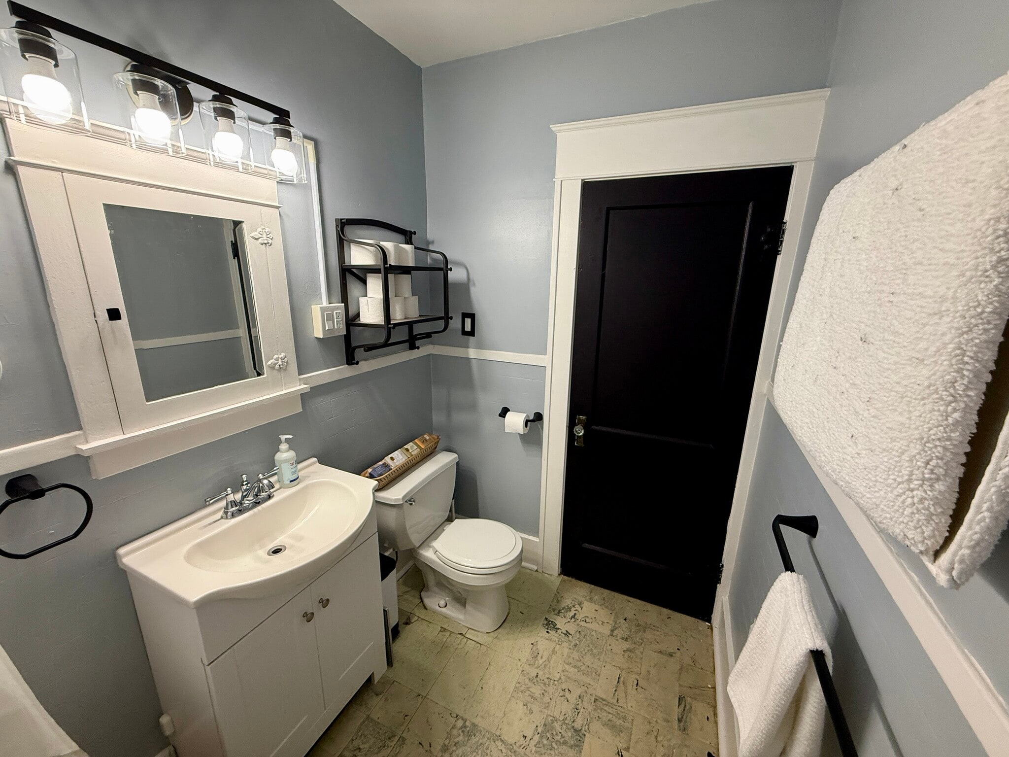 1st floor bathroom - 1005 Kellogg Ave