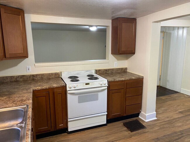 Building Photo - 350 1/2 Hacker