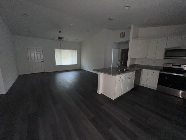 Building Photo - 9 Maple Dr