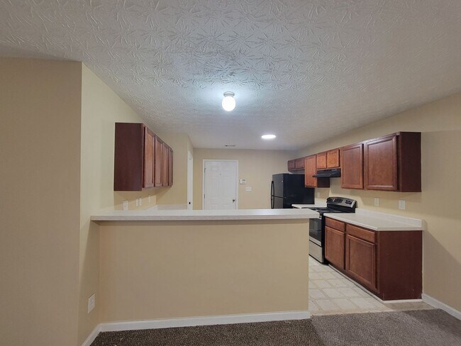 Building Photo - Save Time - Save Money - Beautiful Townhome - New Carpet