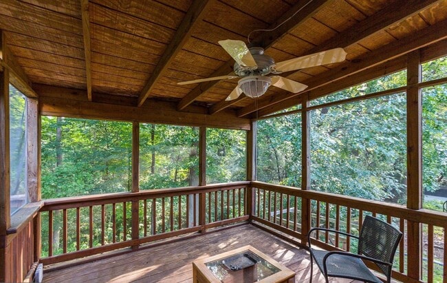 Building Photo - Absolutely Gorgeous Rambler in Great Location!