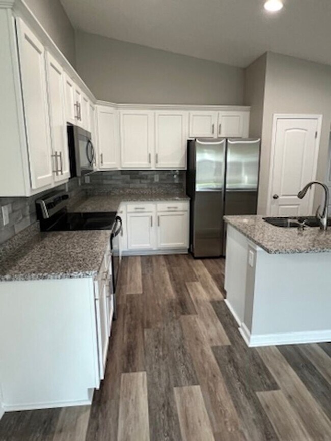 Building Photo - Pristine 4BR/2BA Available Immediately