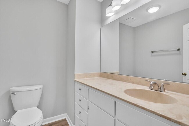 Building Photo - Spacious and Renovated 3BR Townhome in Cha...