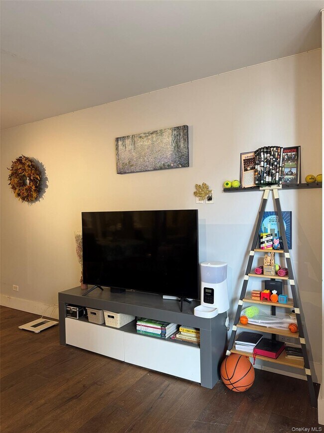 Building Photo - 275 W 96th St