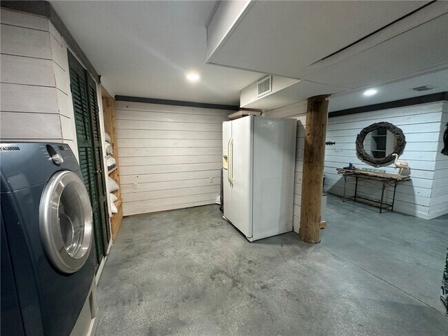 Building Photo - 810 S Sandpiper St