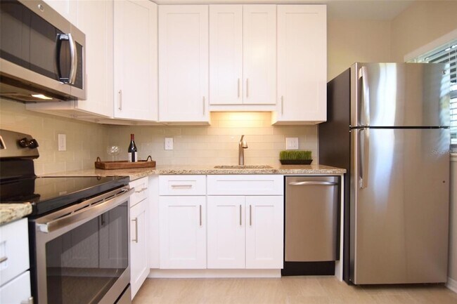 Building Photo - 606 12th Ave NE