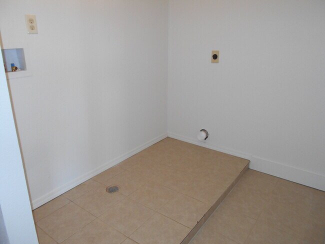 Building Photo - 3/1 Brick home on corner lot in Shallowater