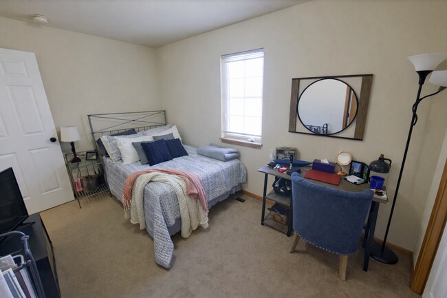 Building Photo - 3D Tour Available - Open Floor Plan + Miller Ranch Neighborhood + Community Pool + Lawn Care Prov...