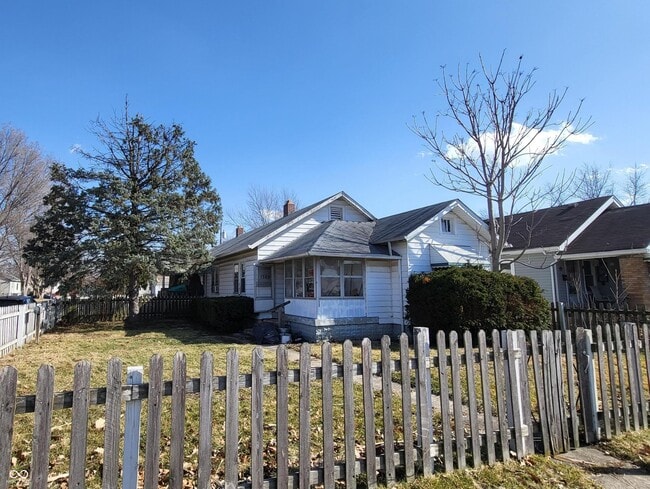 Building Photo - 1329 N Gladstone Ave