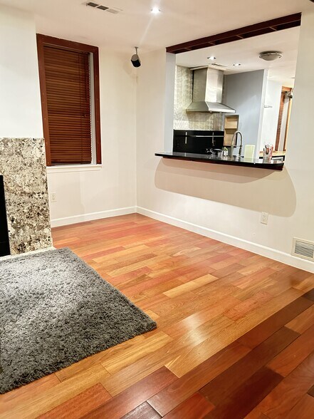 Building Photo - 118 Bates St NW