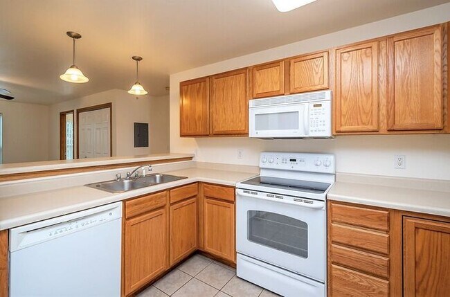 Building Photo - $2,695 |ROOMATE WANTED| 4 Bedroom, 2 Bathroom 2nd Floor Condo | Available for a January 5th, 2026...