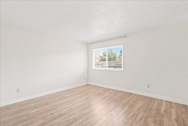 Building Photo - 1379 San Juan Rd