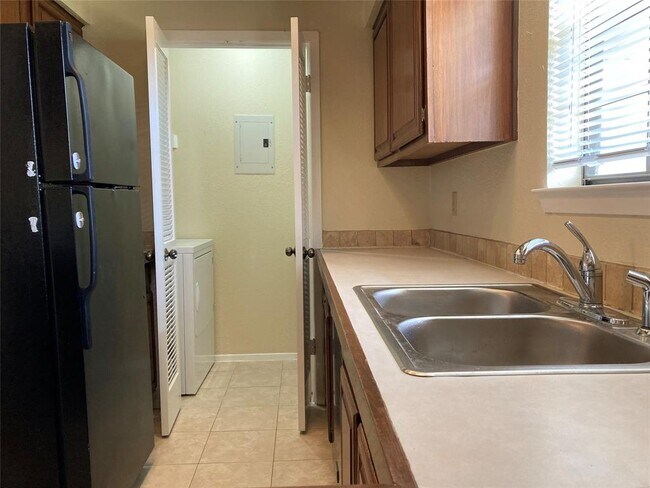 Building Photo - 3100 Devonshire Dr