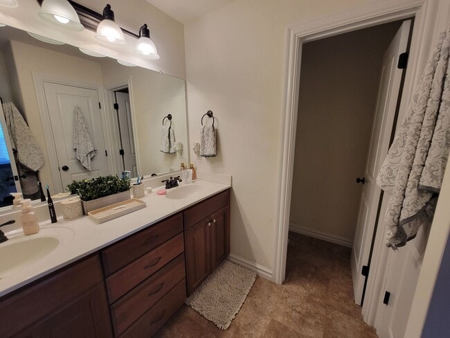 Building Photo - Beautiful 3BD/2.5BA 2 story condo in the Sherwood Lakes Neighborhood!