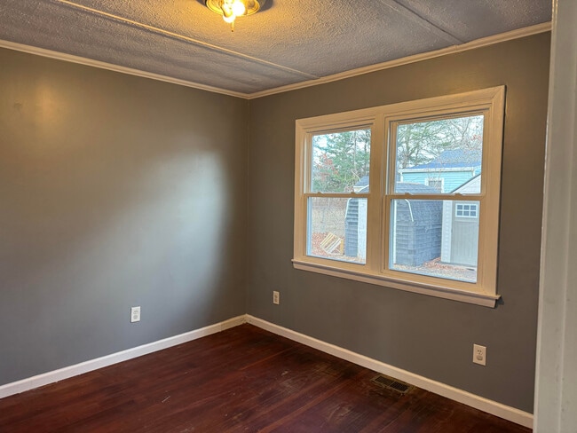 Smaller BR (10'5"x9'7") - 10 Birmingham Ct