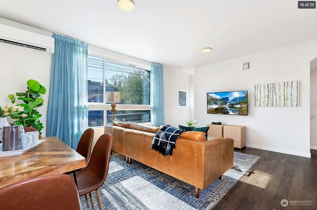 Building Photo - Modern Madrona 3BR TH * A/C!!* Big Open Sp...