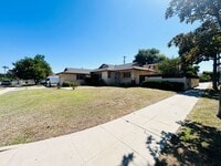 Building Photo - Delightful 3 bedroom 1 1/2 Bathroom Single...