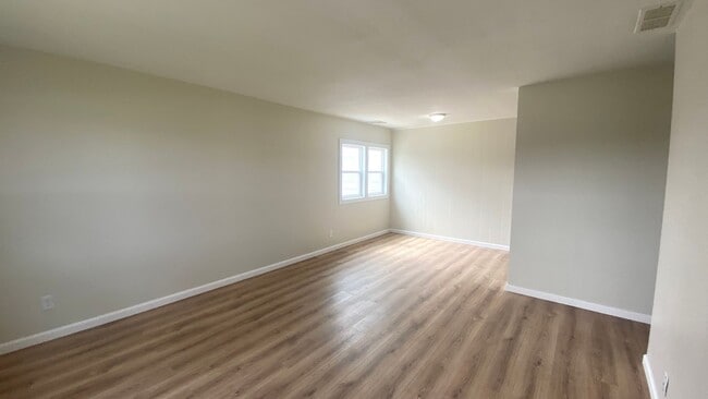 Building Photo - Beautiful 3 Bedroom Home Available after J...