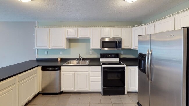 Building Photo - 3BR/2BA Condo Near UTK, Downtown Knoxville...