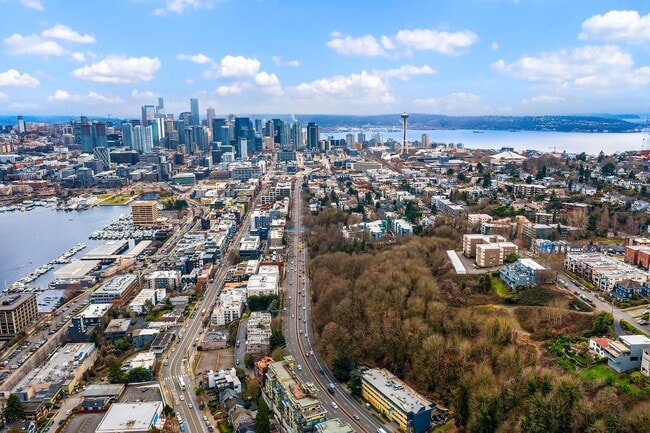 Building Photo - Queen Anne Home