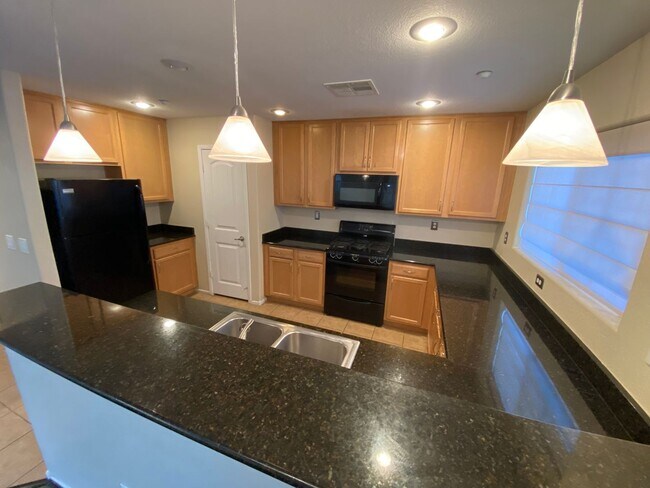 Building Photo - Beautiful 3 bed/2.5 bath home located in Henderson.