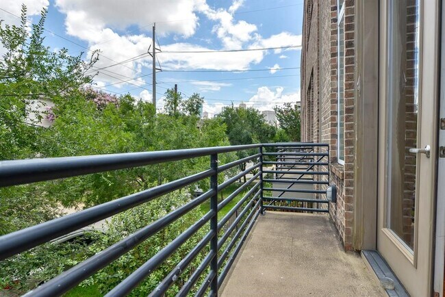 Building Photo - 1807 W Webster St
