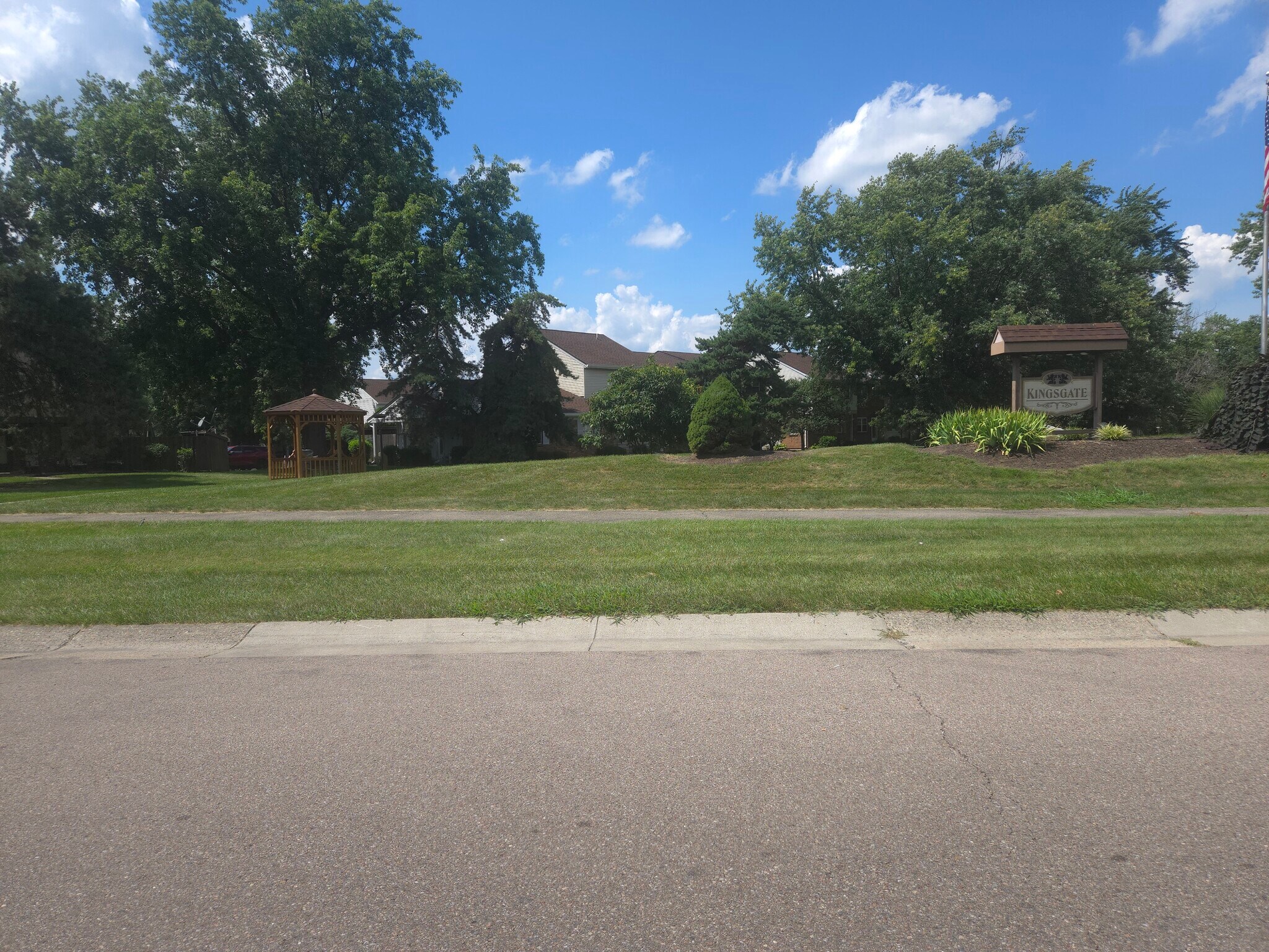 Community entrance and gazebo - 7618 Thames Ct