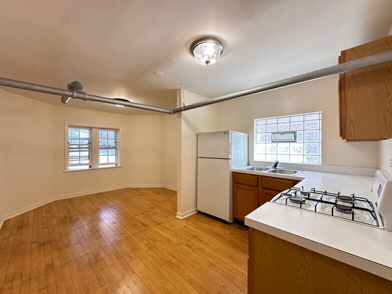 Building Photo - 2629 W Ainslie St