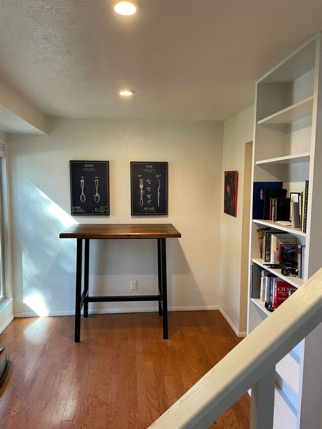 Building Photo - Prelease - 2bd/1.5ba Laminate flooring - Avail. June 2026