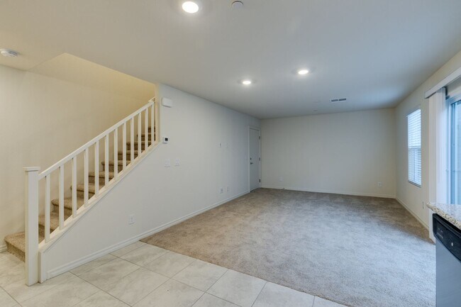 Building Photo - GORGEOUS TOWNHOME*UPGRADED*ALL APPLIANCES*...