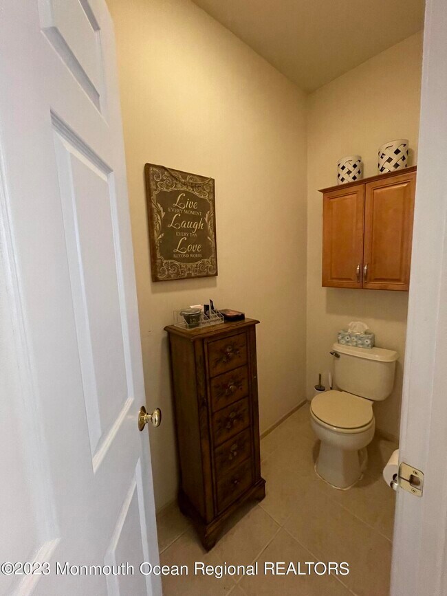 Building Photo - 535 Country Club Dr